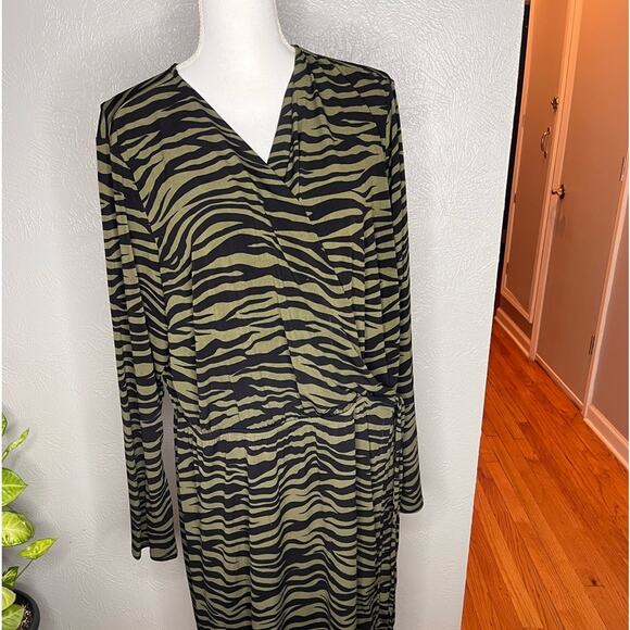Lane Bryant Tiger Print Long Sleeves Crossover Side Ruche Dress, Size 22/24 - Picture 1 of 10